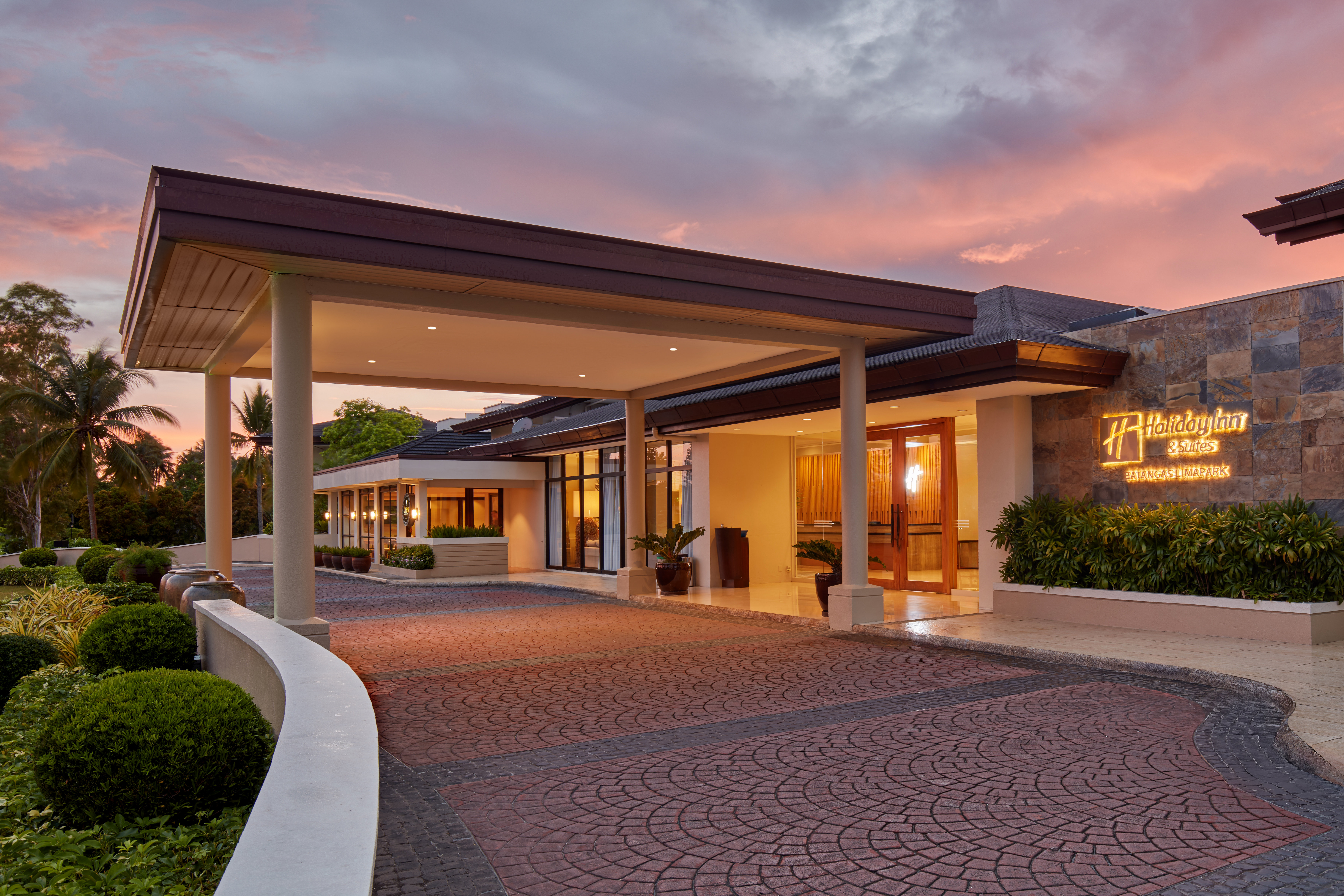 Holiday Inn & Suites Batangas Limapark 3/50