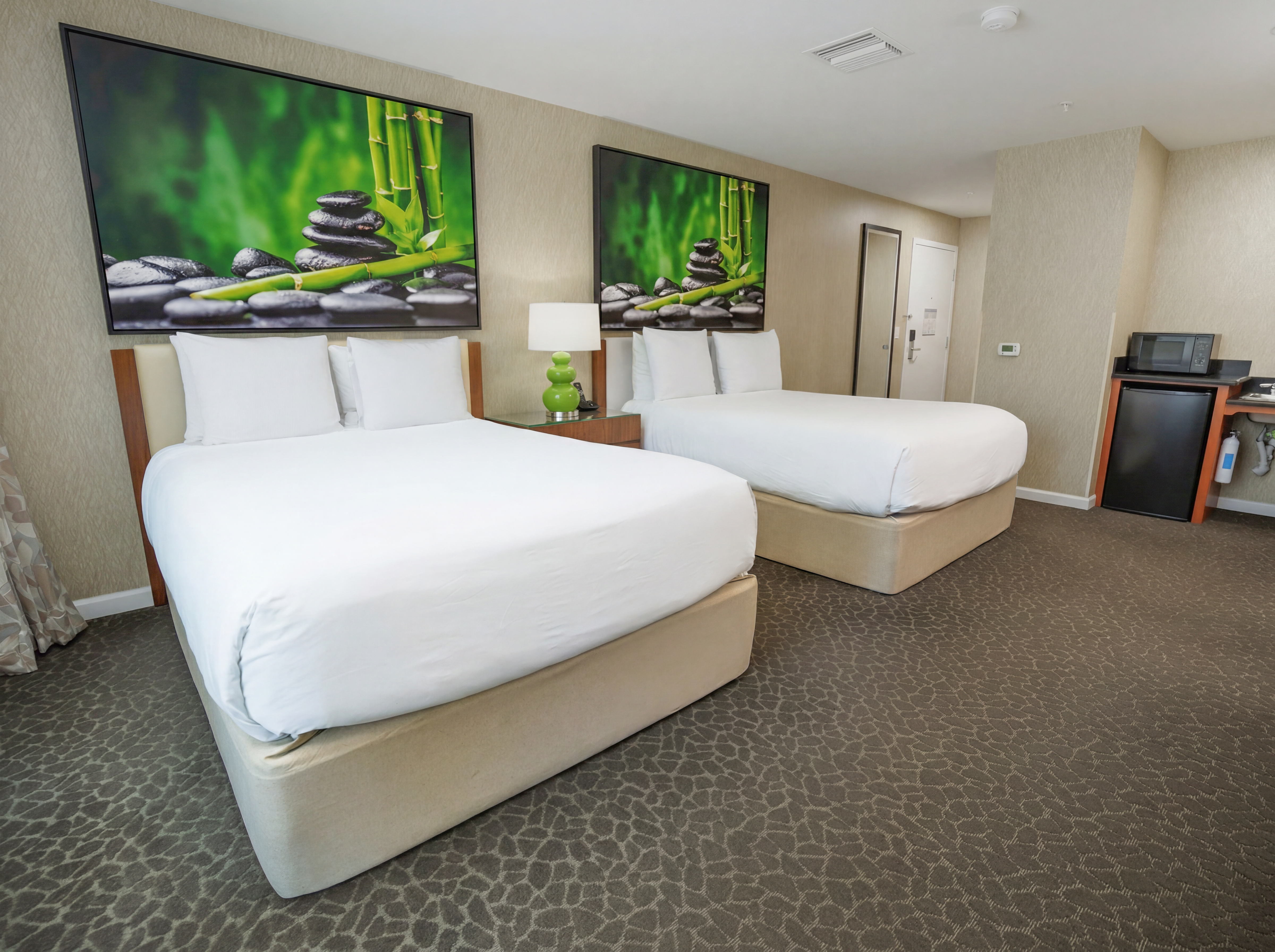 Creek, Deluxe, 2 Queen Beds, Accessible