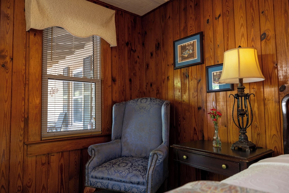 Mountainaire Inn and Log Cabins 20/50