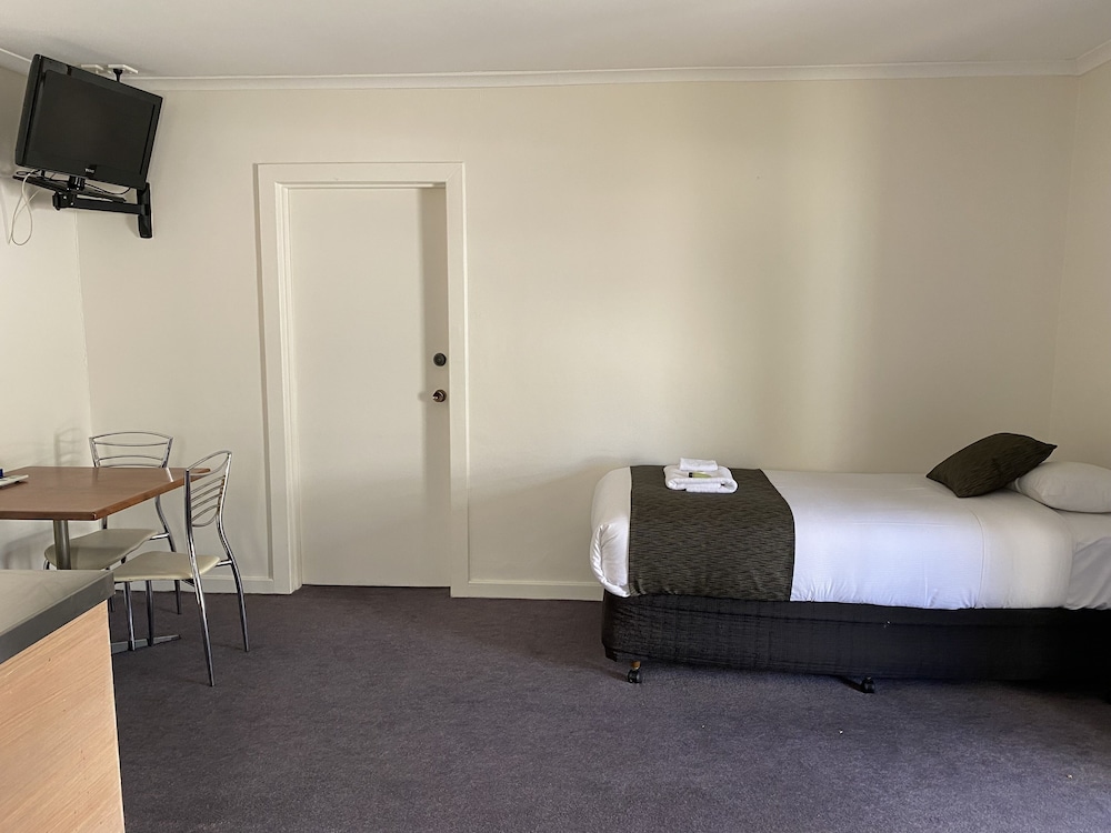 2 BEDROOMS, TRADITIONAL