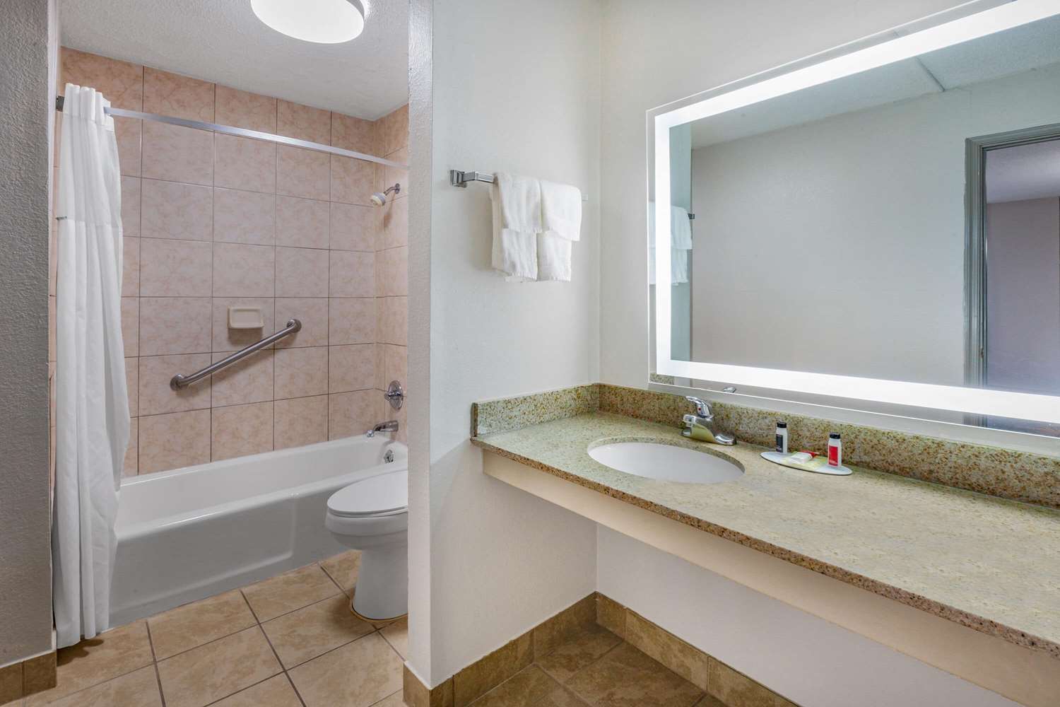 Days Inn By Wyndham Roanoke Near I-81 46/47