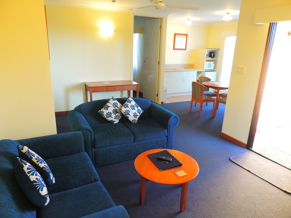 Governors Lodge Resort Hotel 38/69