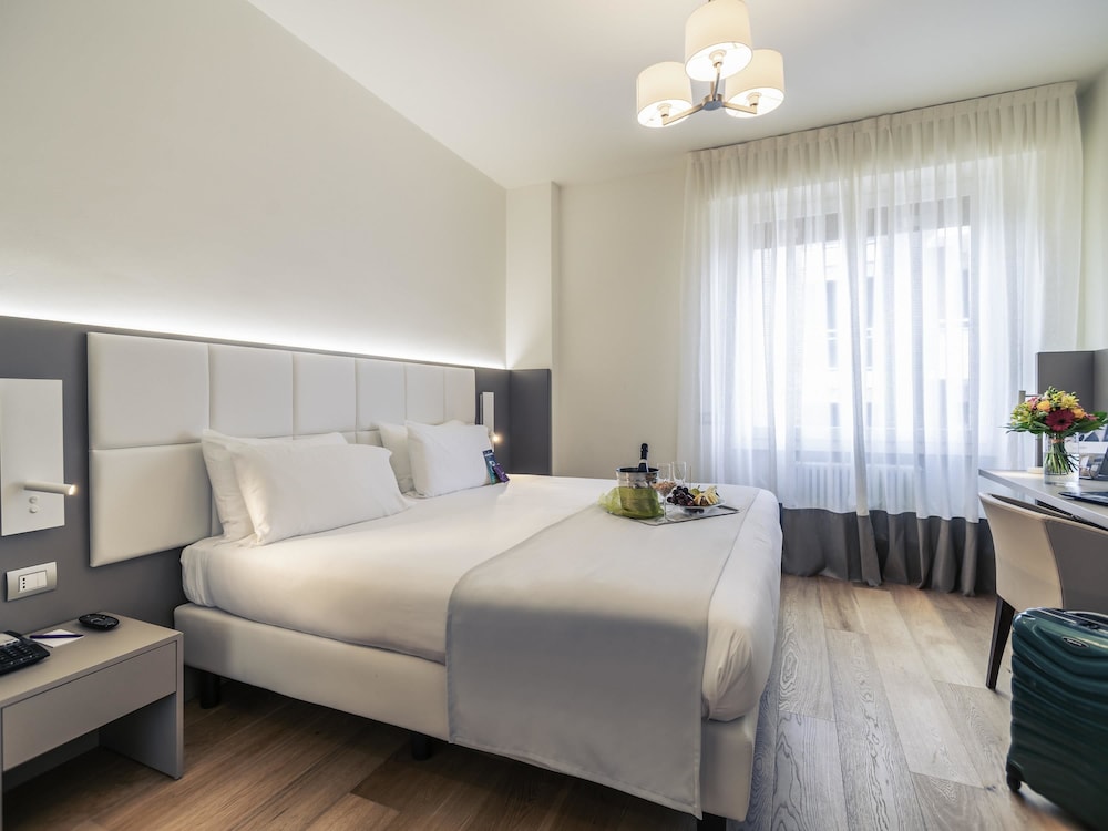 MERCURE MILANO SOLARI 27/75