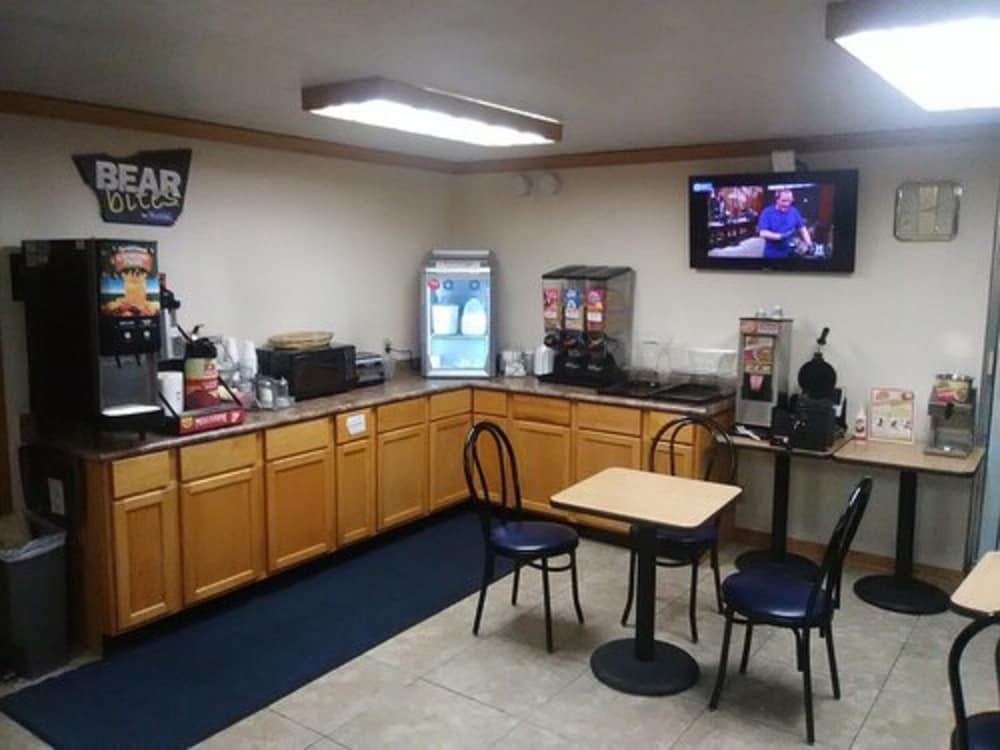 Travelodge By Wyndham Bloomington 45/62