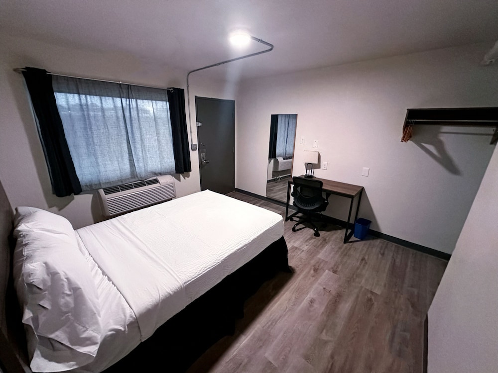 Studio City Suites, a Travelodge by Wyndham 11/37