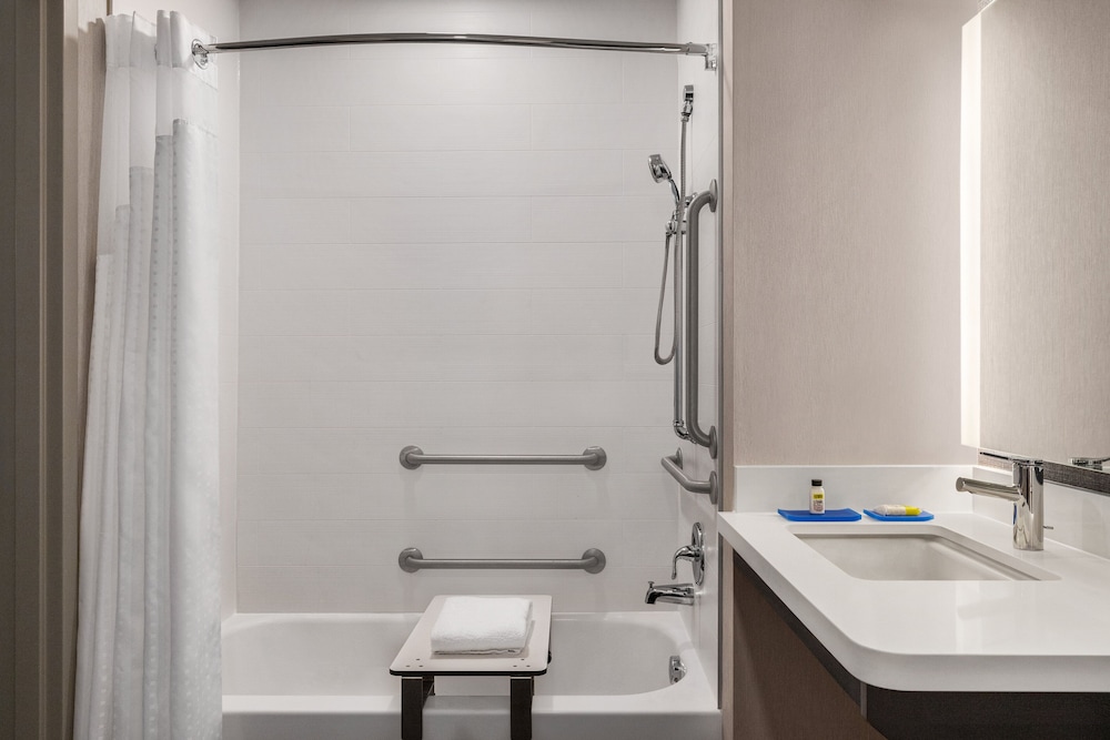 Holiday Inn Express Hotel Suites Denver Airport 29/34