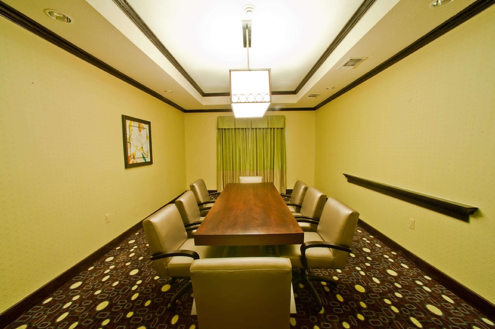 Hampton Inn and Suites Denison, TX 43/60