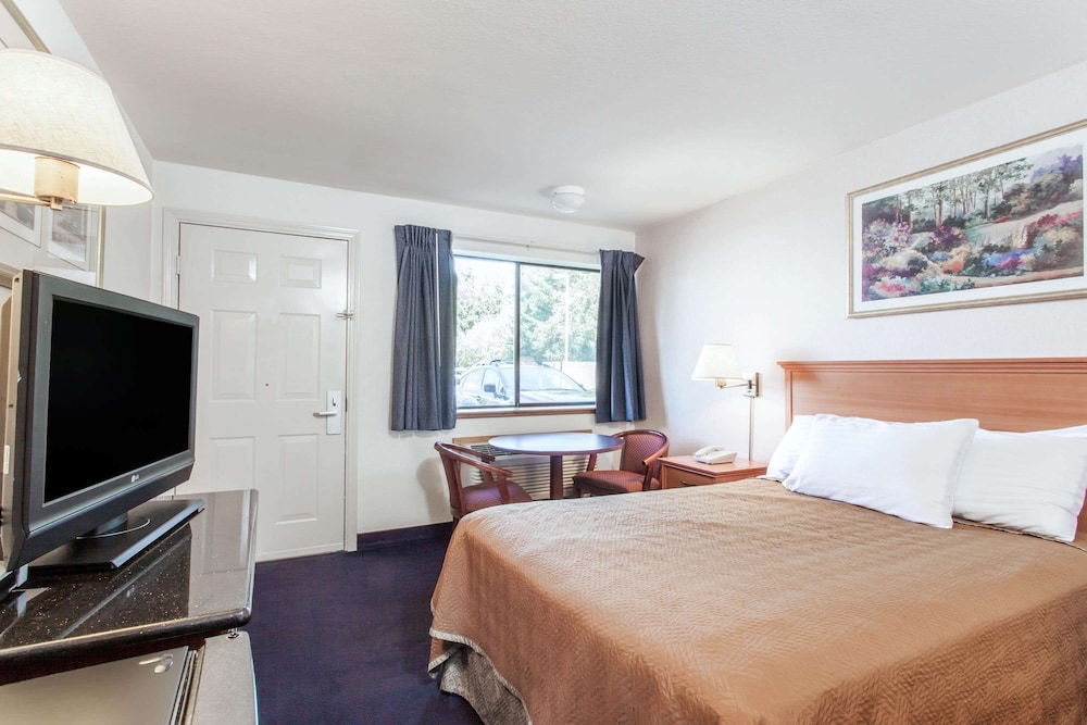 Econo Lodge Edmonds North Seattle, WA 5/39