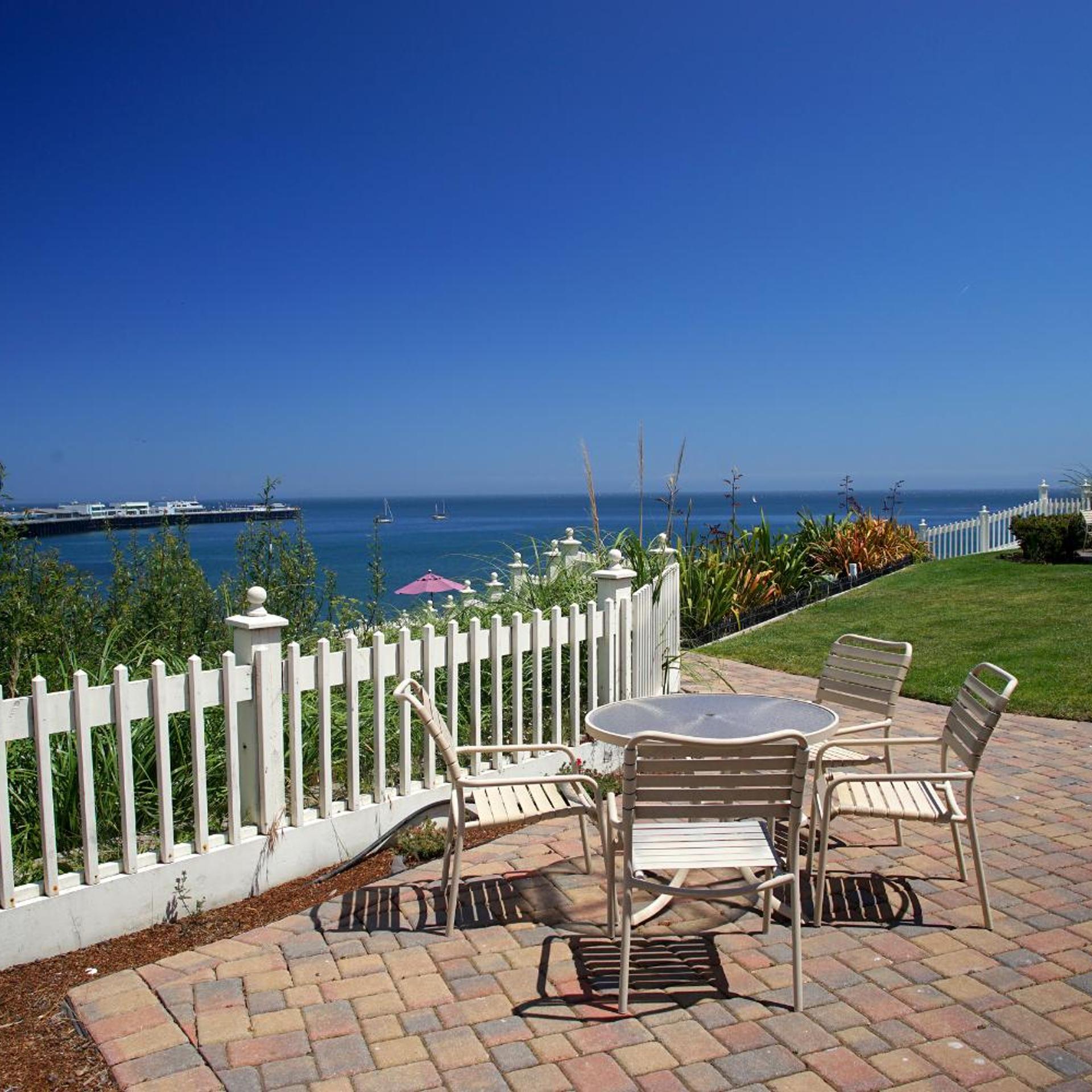 Sea & Sand Inn 39/41