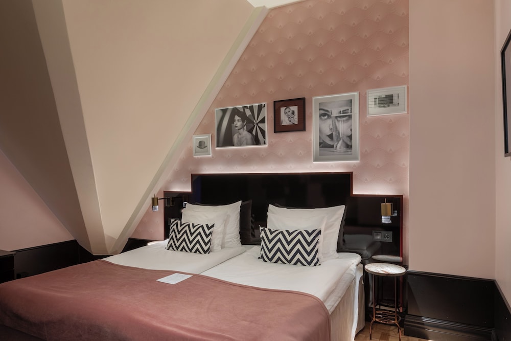 Master, Hay, Suite, King Bed, Sofa