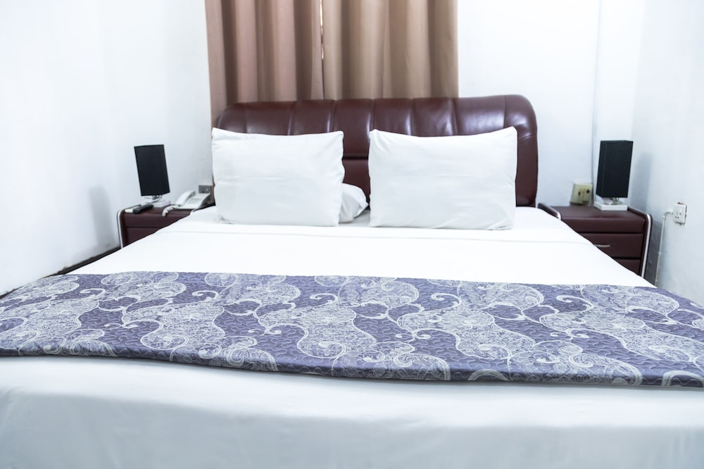 Hill View Hotel West Airport 24/68