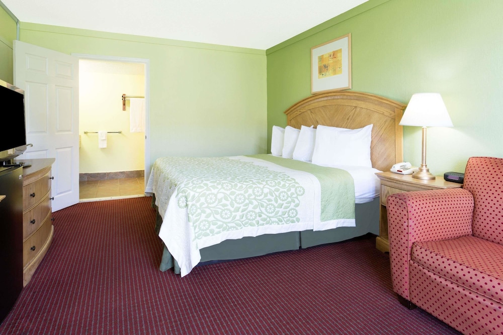 Days Inn By Wyndham Washington 12/17