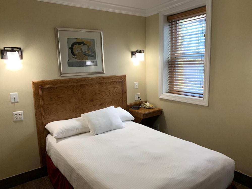 District Hotel 30/59