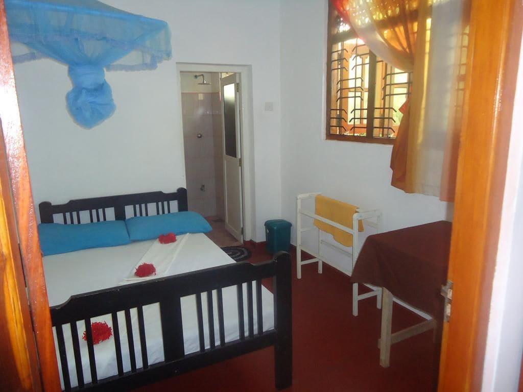 Nishan Surf Inn 4/14
