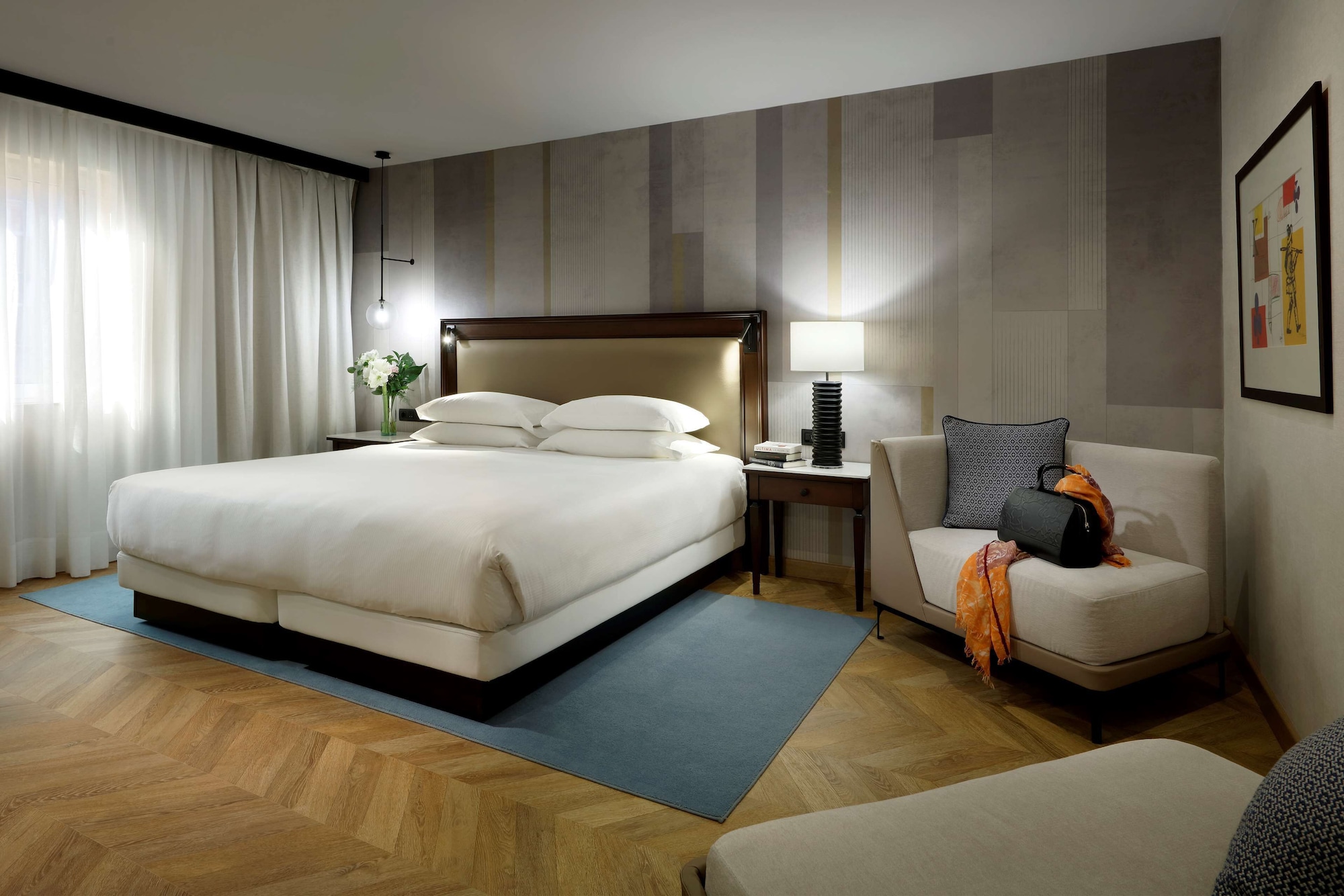 DELUXE, KING BED