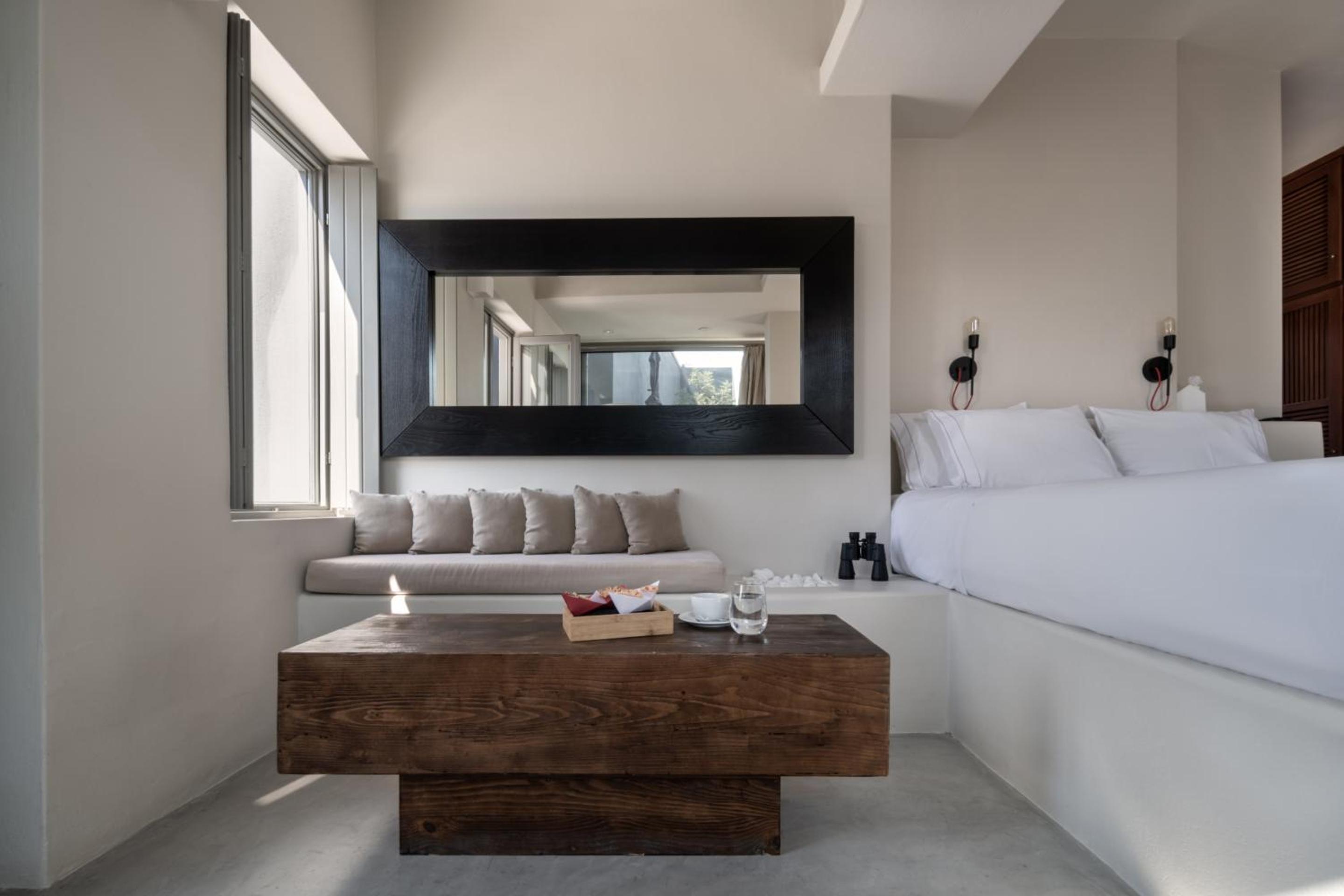 Deluxe, Suite, Caldera View, Outdoor Jetted Tub، West East Suites - Adults Only 4/10