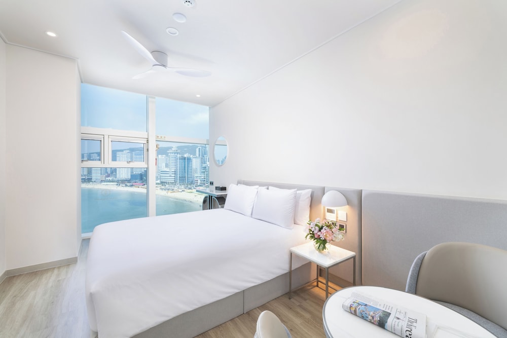 Ocean, Deluxe, Double Bed, The Point Hotel 7/9