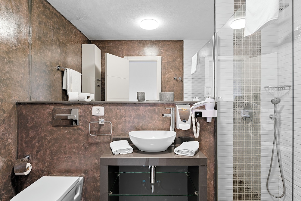 PALOMA BEACH APARTMENTS 56/57