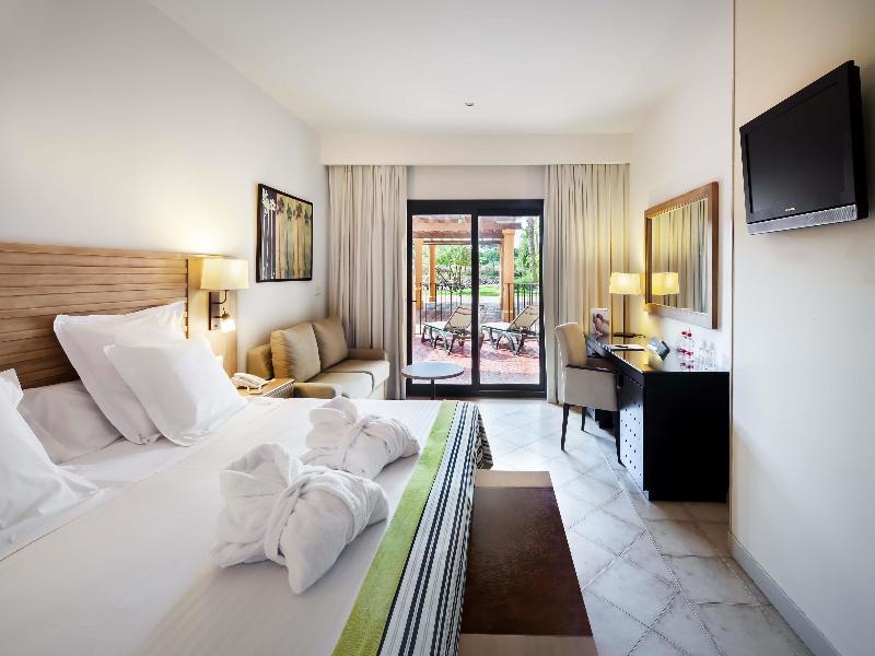 Superior, Queen Bed, Garden Access