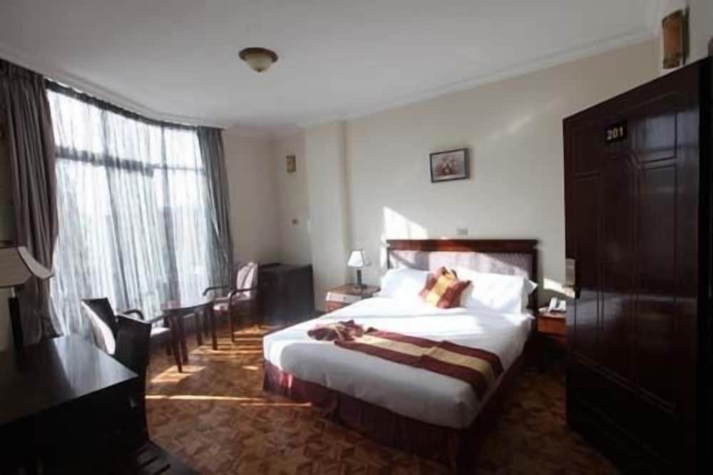 DELUXE, DOUBLE OR TWIN BED, CITY VIEW