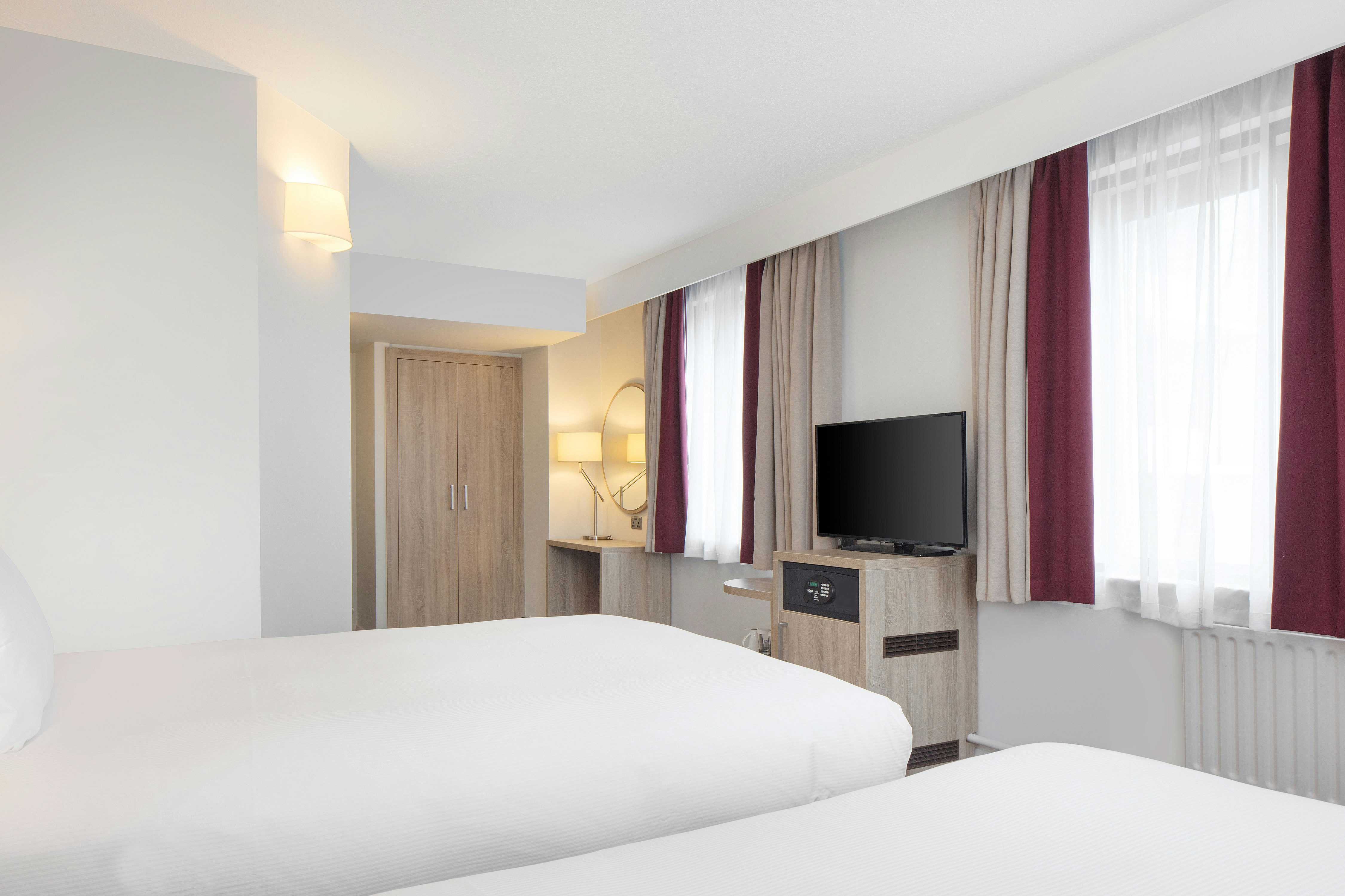 ROOM, TWIN BEDS