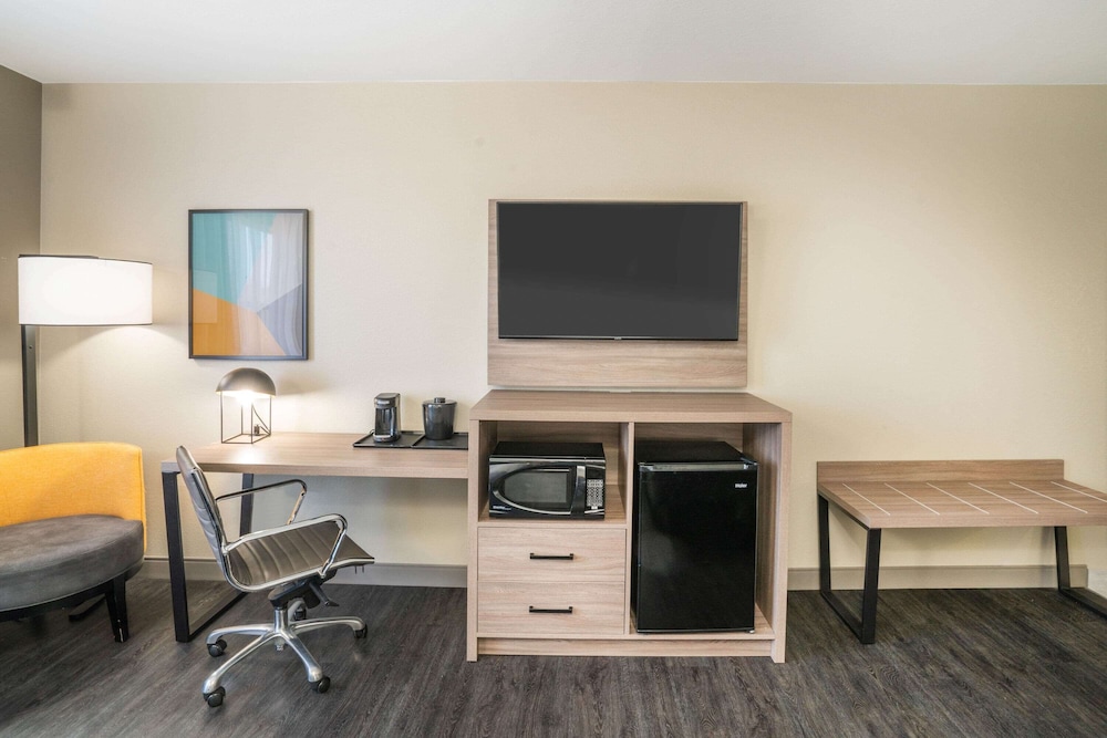 La Quinta Inn and Suites by Wyndham Montgomery 37/50