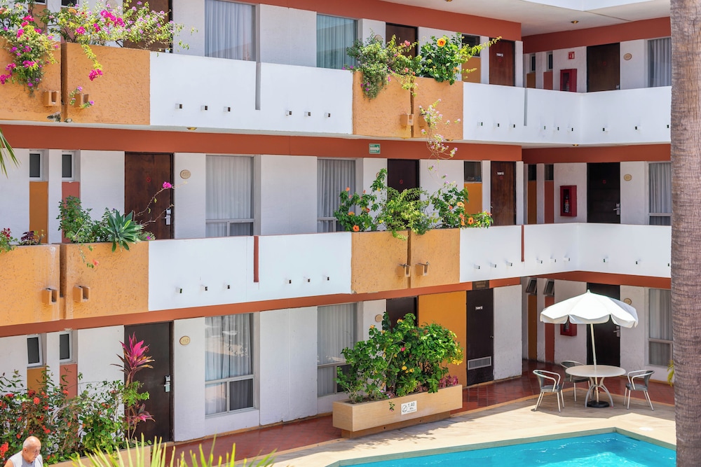 Azteca Inn Hotel 6/62
