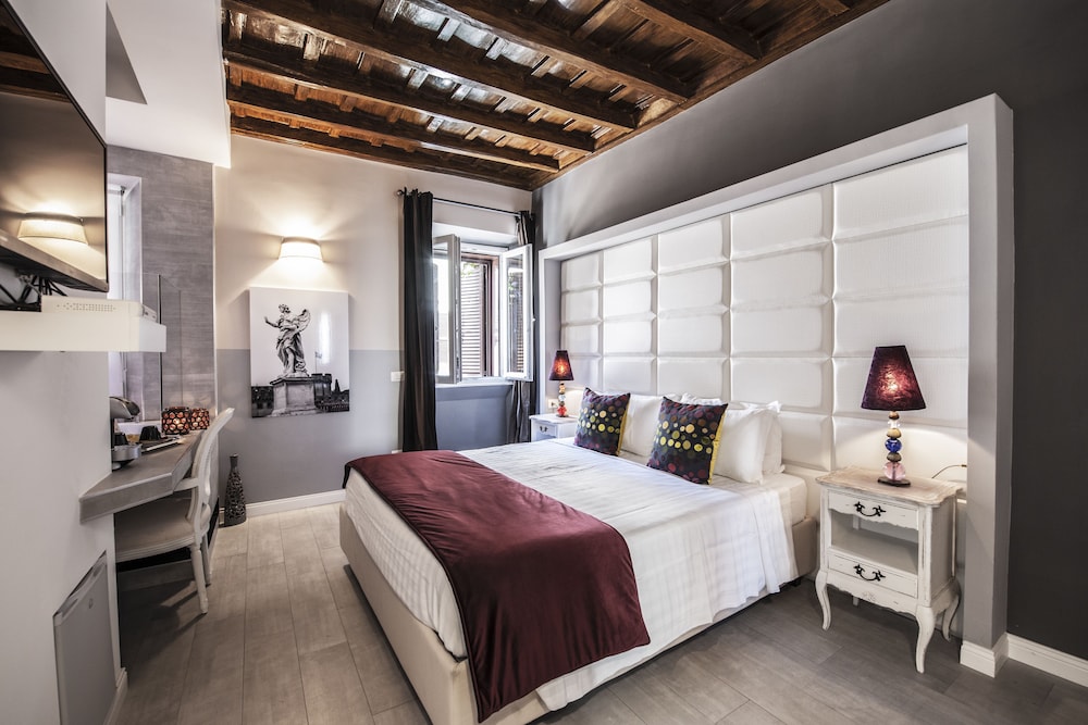 ROOM, KING BED, HOT TUB