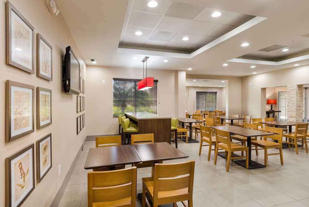 Country Inn & Suites by Radisson, St. Petersburg - Clearwater, FL 40/56