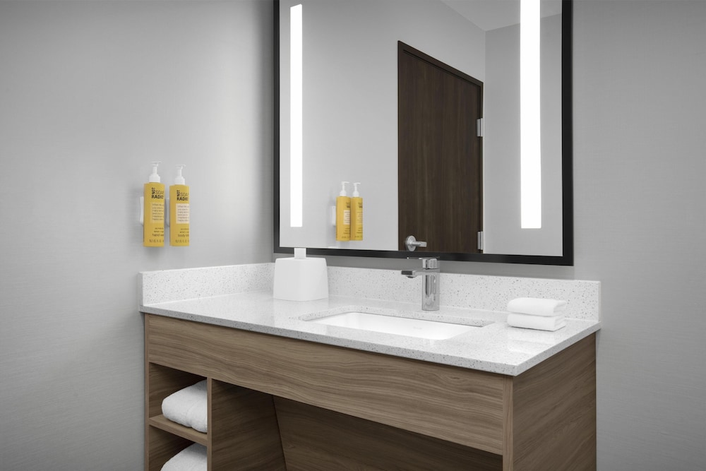 Tru by Hilton Midland East 37/39