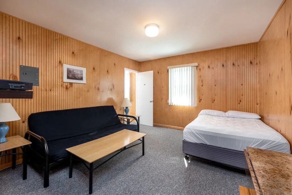 Boardwalk Sand & Surf Inn Oceanfront 8/55