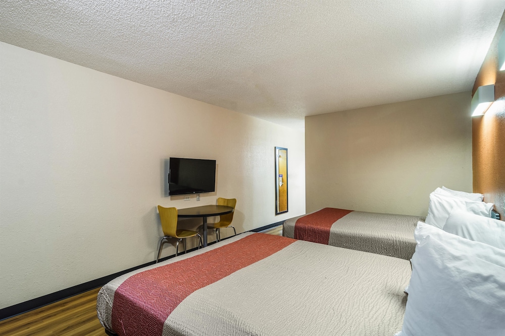 Motel6 Libertyville, IL 16/50