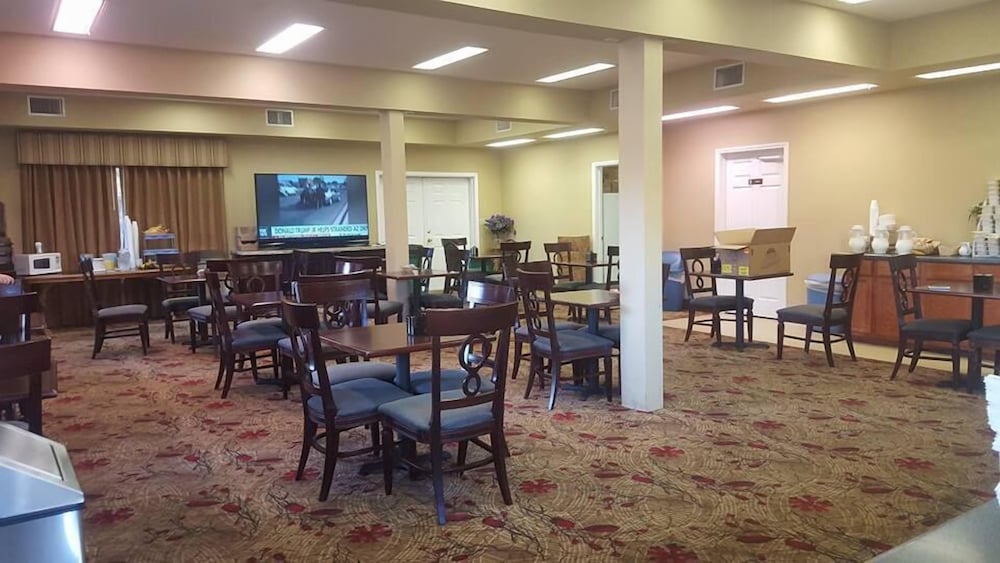 Sunday House Inn and Suites 15/23