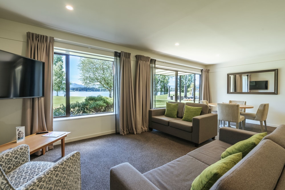 Edgewater Hotel 24/52