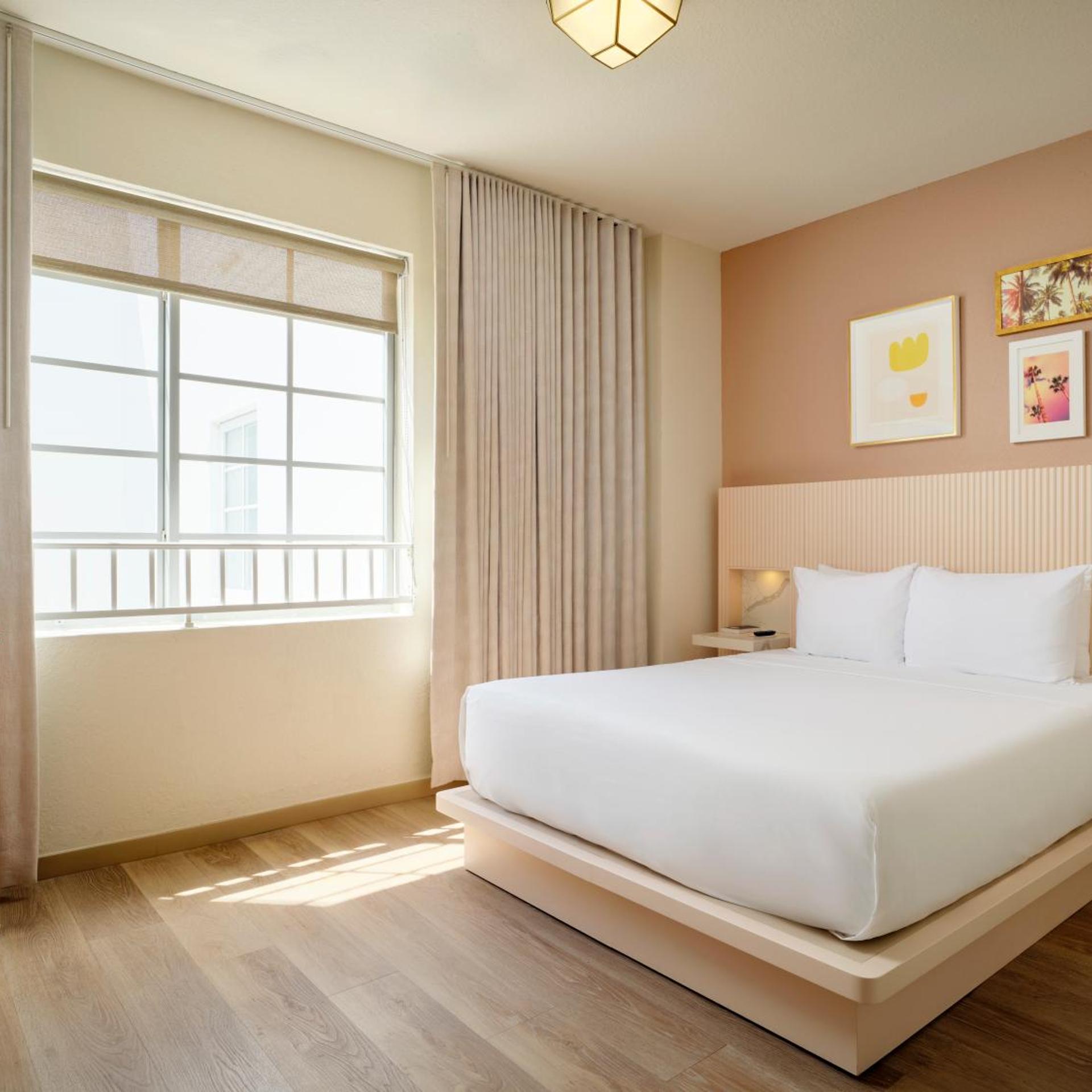 Room, Queen Bed, Bathtub, Accessible
