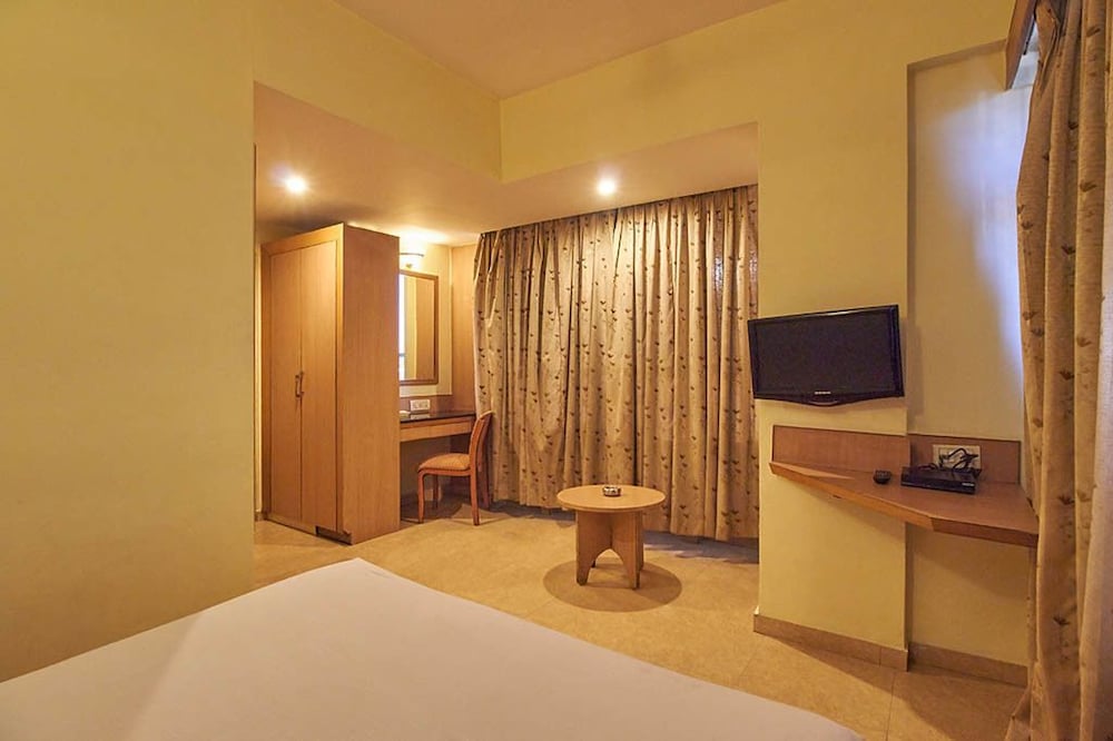 HOTEL ROOPA 36/63