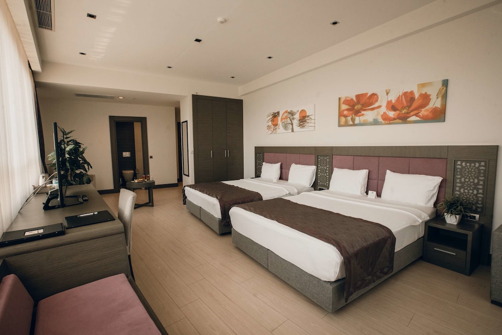 Hilly Hotel 27/71