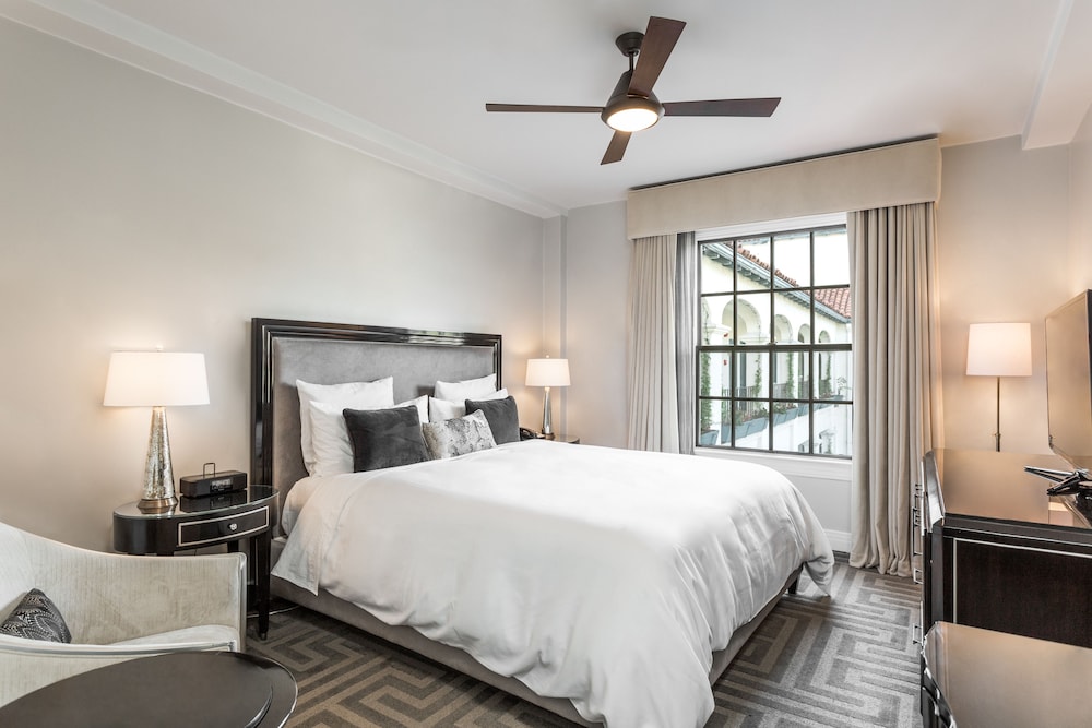 ROOM, QUEEN BED