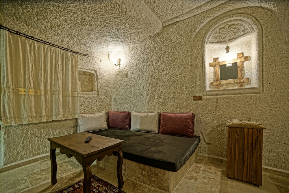 Risus Cave Suites 41/55