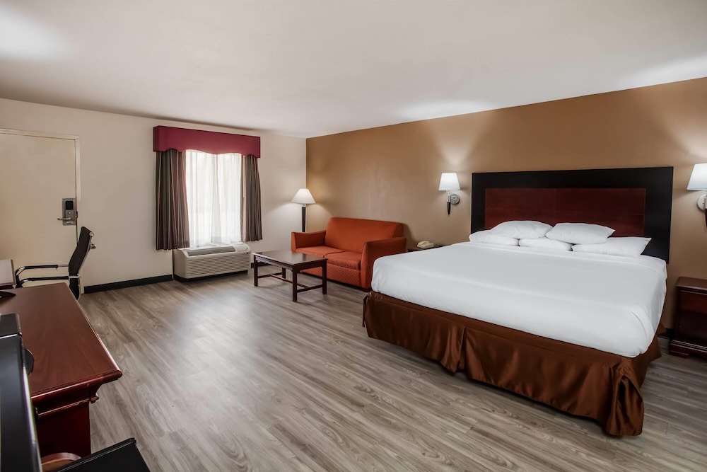 STUDIO, SUITE, KING BED
