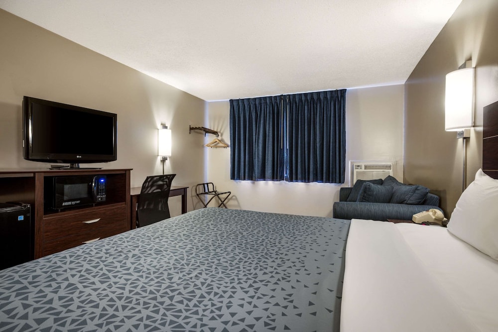 Econo Lodge Darien Lakes 32/46