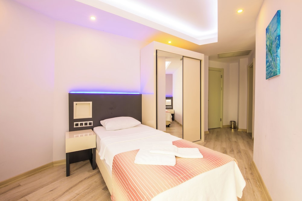 غرفة ثلاثية بسرير كوين وسرير فردي، Datca Sapphire Hotel 4/10