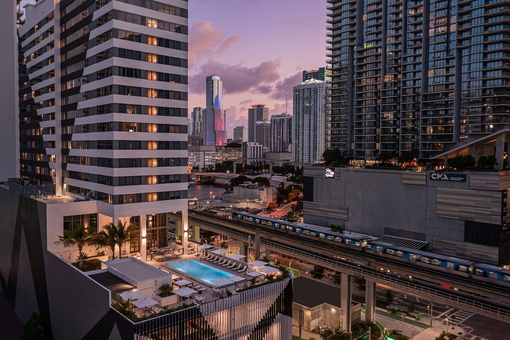 Element Miami Brickell 32/40
