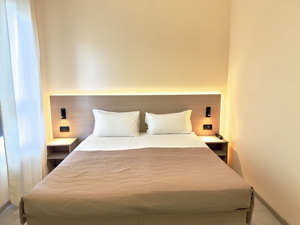 TRADITIONAL, SINGLE, LARGE SINGLE BED, PRIVATE BATHROOM
