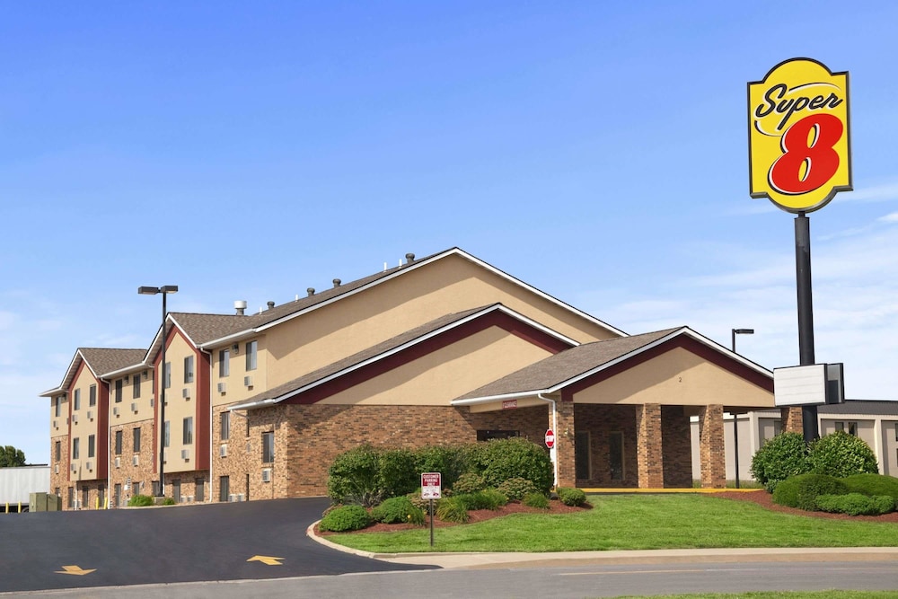 Super 8 by Wyndham Collinsville St. Louis 1/15