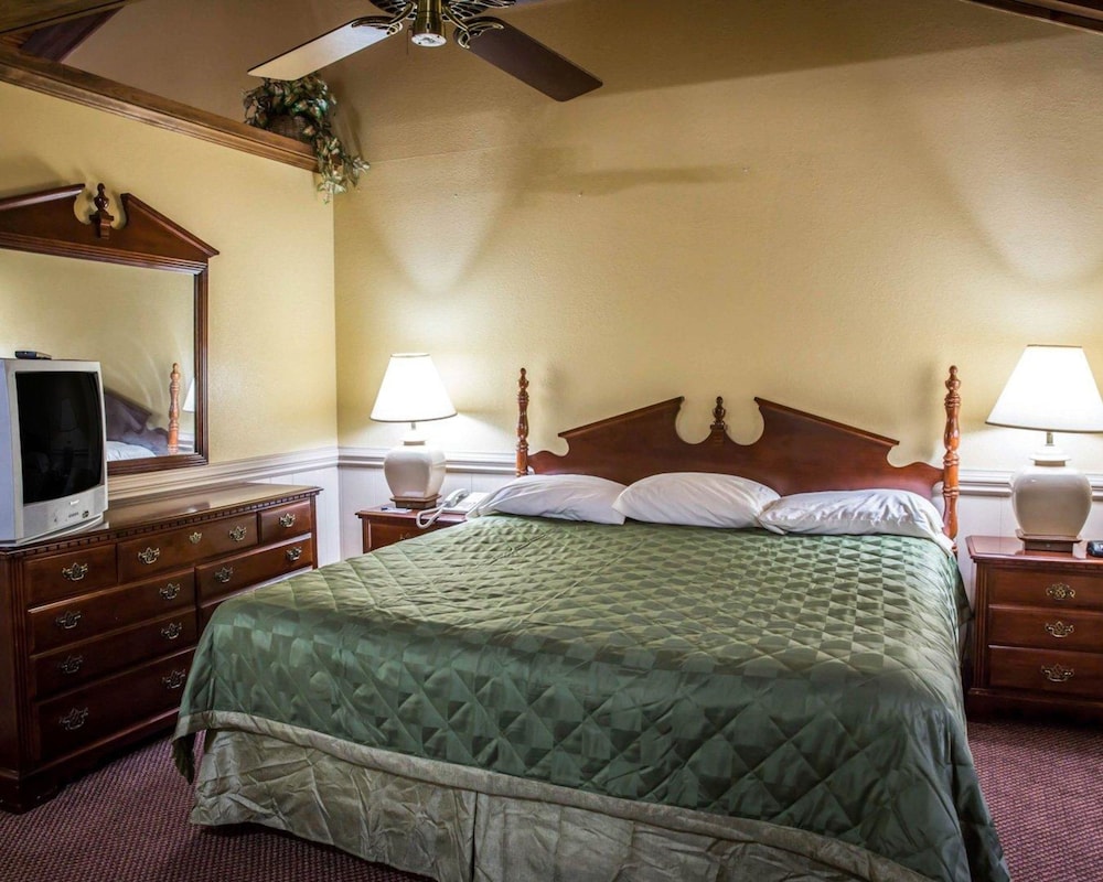 Rodeway Inn and Suites Plymouth Hwy 64 13/55