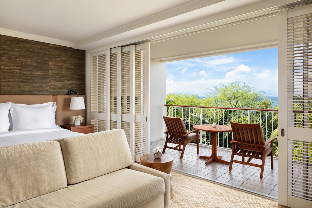 CLUB, KING BED, PARTIAL OCEAN VIEW
