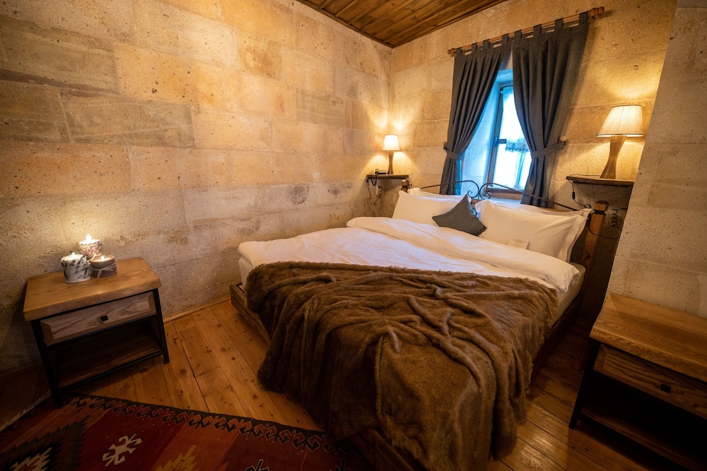 SUITE, KING BED