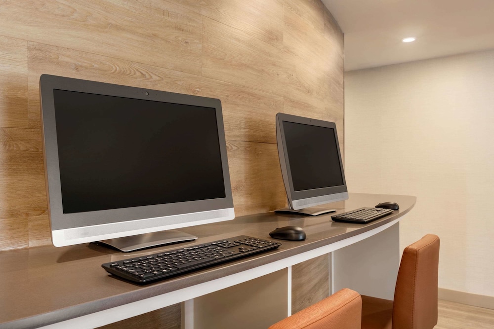 Days Inn By Wyndham Toronto West Mississauga 30/32