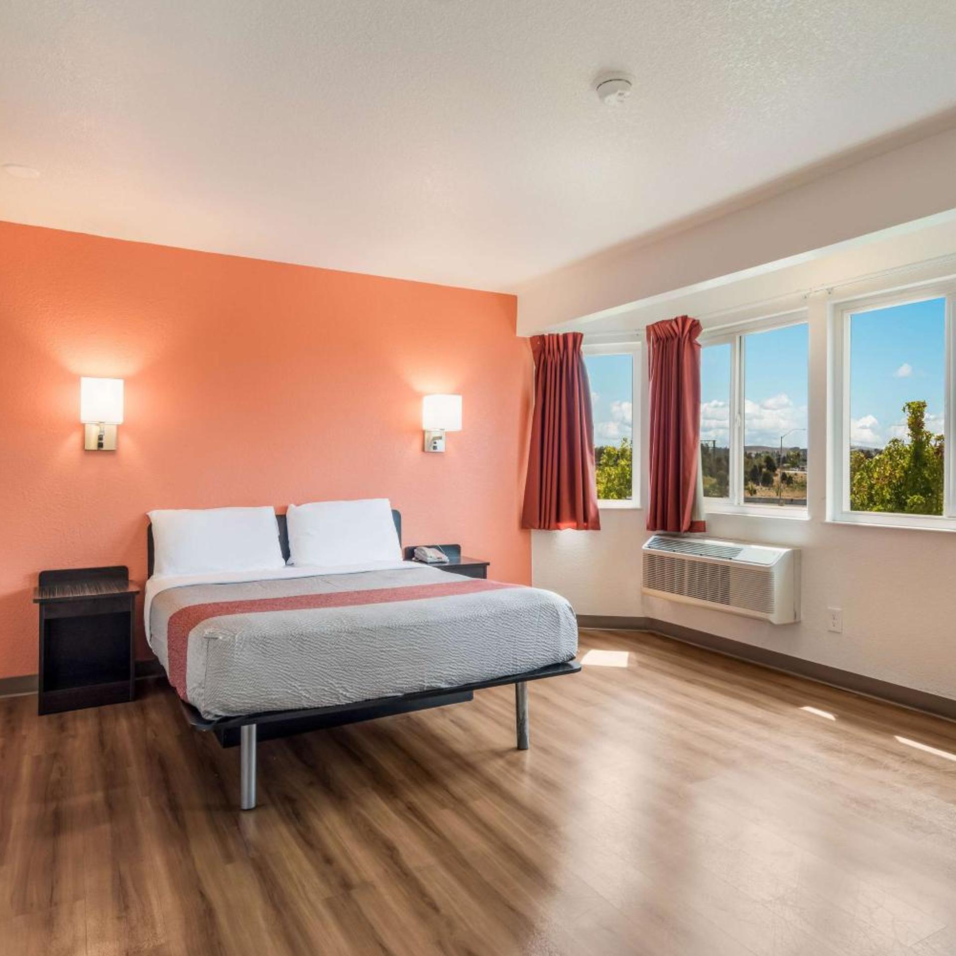1 Queen Bed - ADA/RI Shower/Micfridge